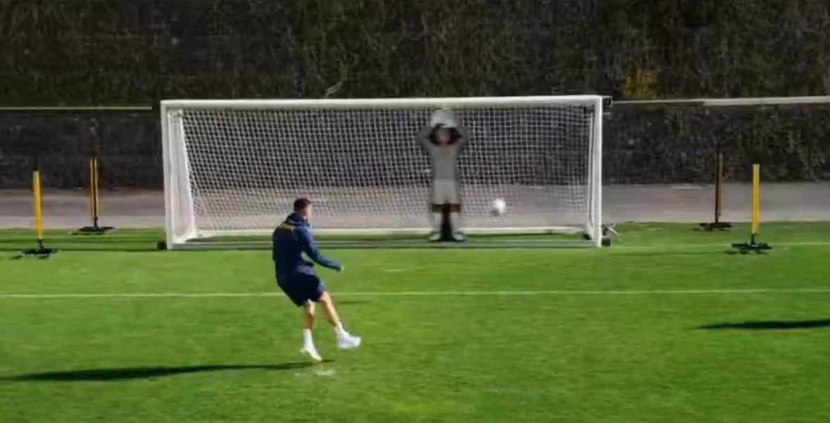 Cristiano Ronaldo sfida ai rigori il portiere robot e riesce a segnare solo quando capisce il bug