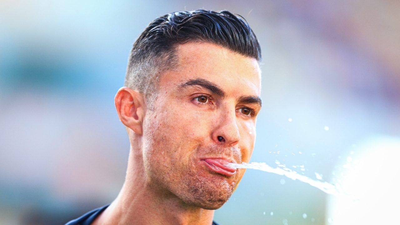 Perché Cristiano Ronaldo non ingoia l'acqua ma la sputa: sa quello che dice la scienza
