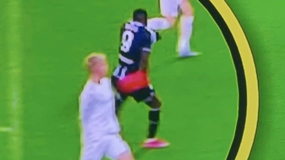 Il fermo immagine del tocco di braccio di Davis mostrato da DAZN.