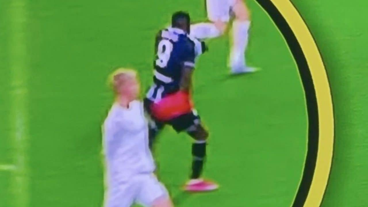 Il gol di Davis concesso nonostante il fallo di mano sfrutta un'ambiguità presente nel regolamento