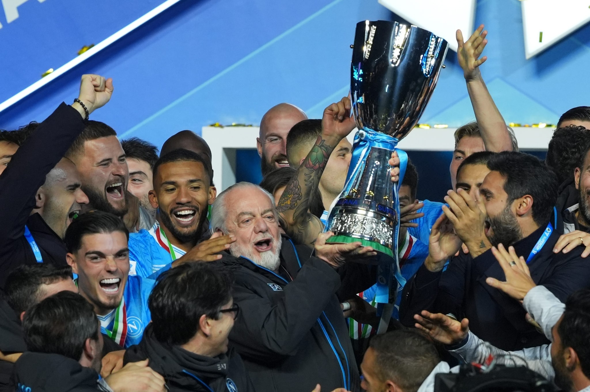 Aurelio De Laurentiis solleva la Supercoppa vinta a Riad dal suo Napoli