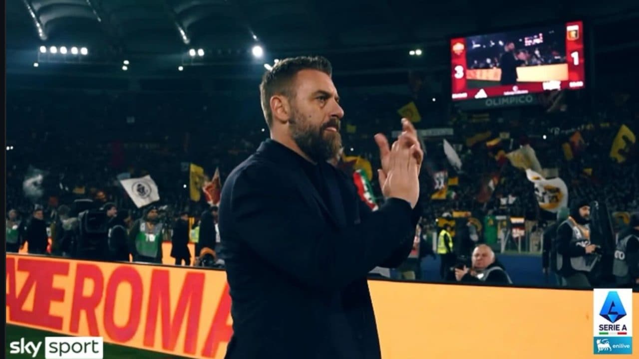 Il saluto di De Rossi ai tifosi della Roma, i suoi ex giocatori lo guardano dal campo: emozioni fortissime