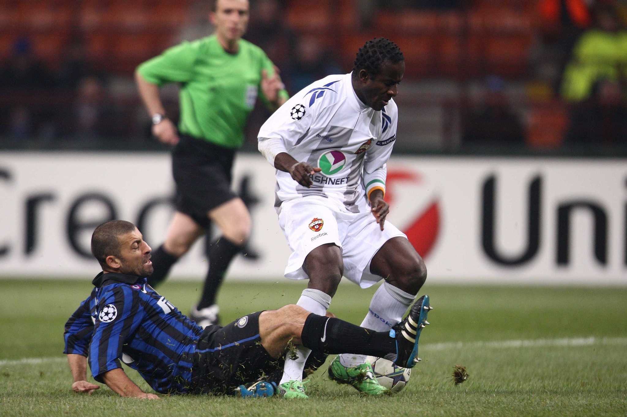 Seydou Doumbia contrastato da Walter Samuel in un Inter–CSKA Mosca di Champions League del 2011