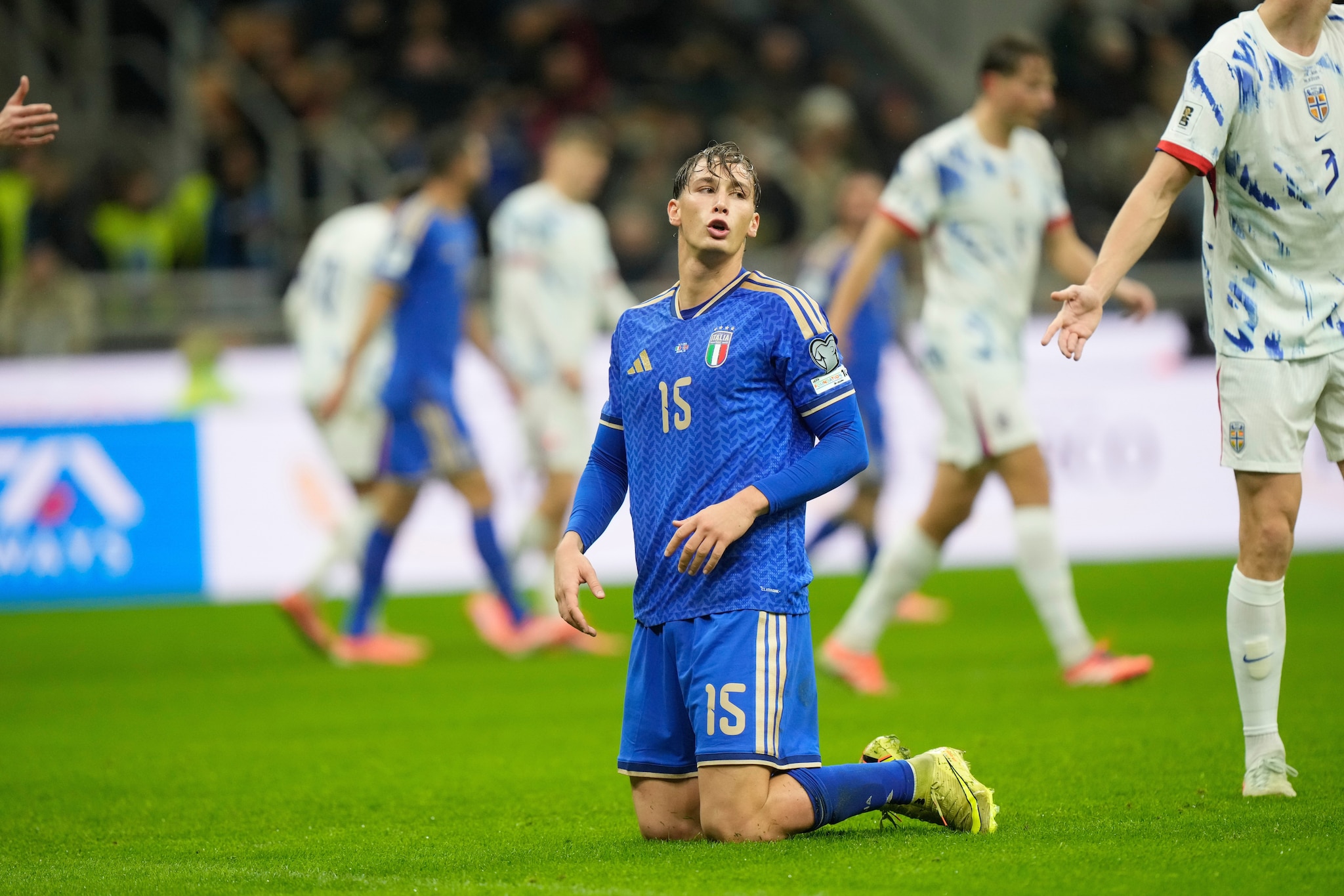 Pio Esposito in ginocchio: l’immagine dell’Italia a San Siro contro la Norvegia