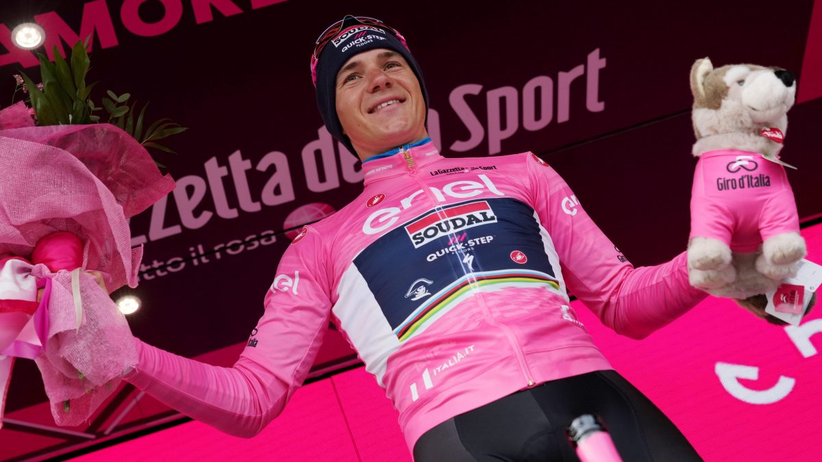 Remco Evenepoel in maglia rosa al Giro 2023