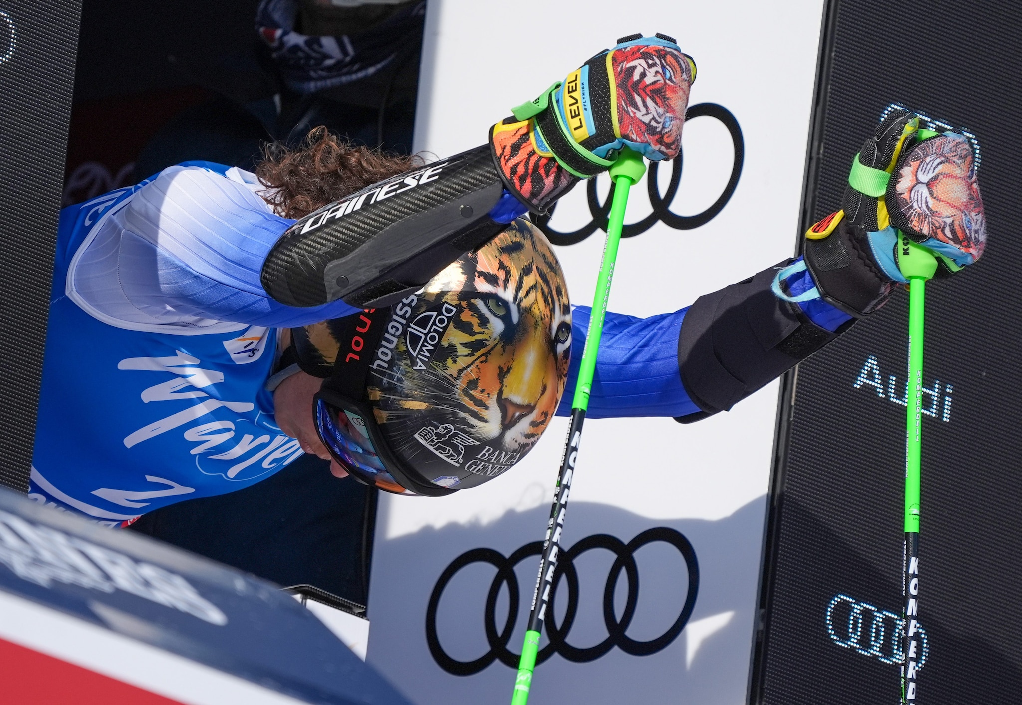 Federica Brignone con il suo celebre casco da tigre.