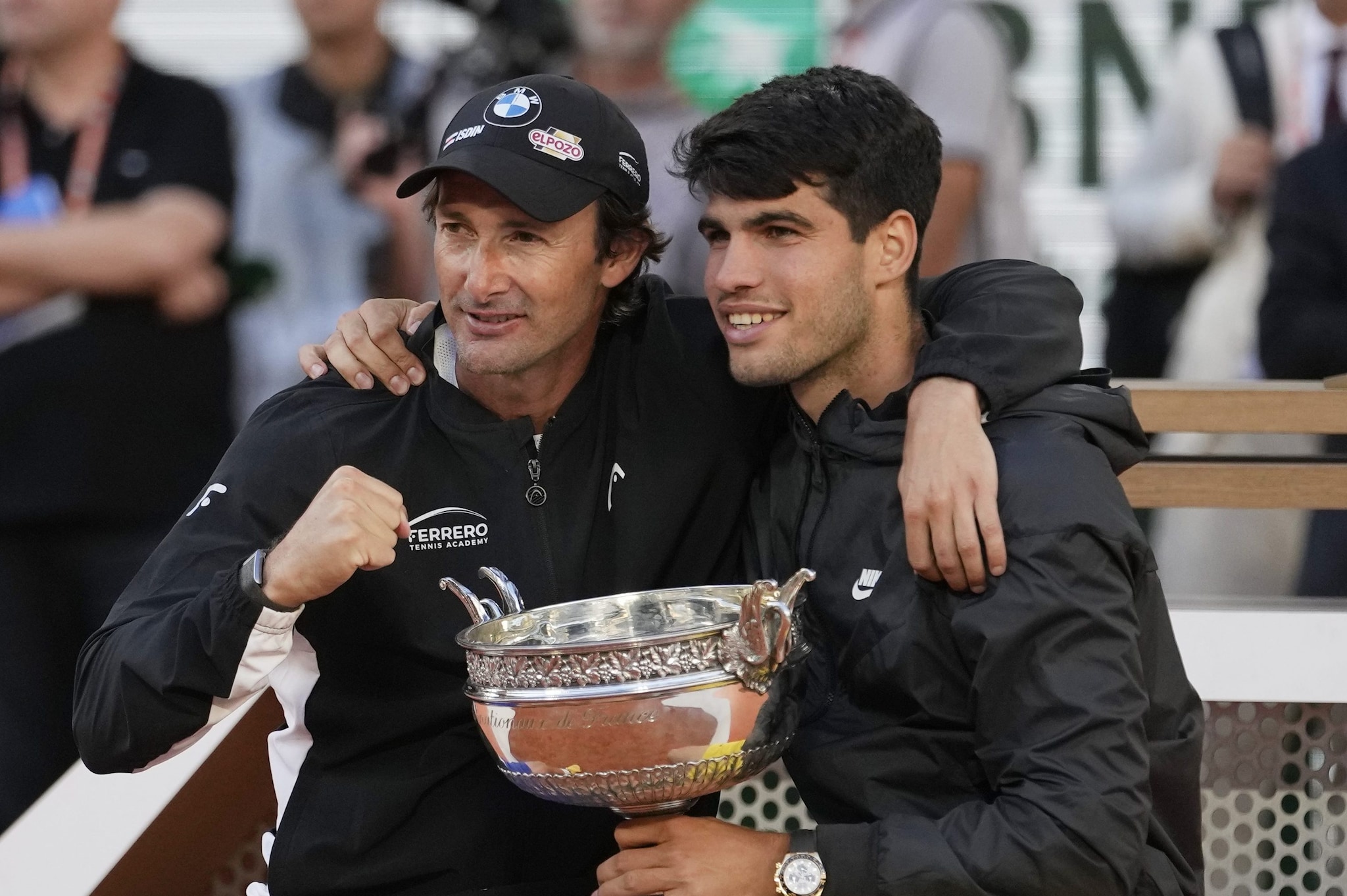 Juan Carlos Ferrero e Carlos Alcaraz con la coppa del Roland Garros 2024