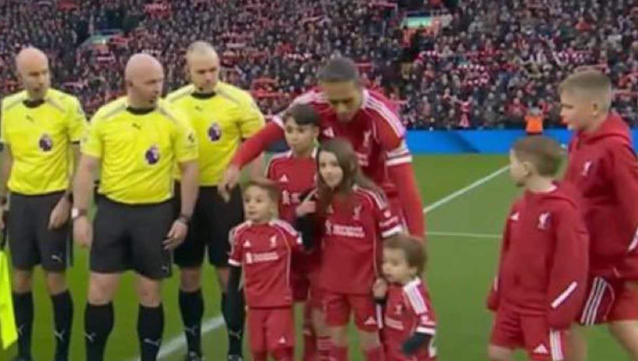 I figli di Diogo Jota in campo come 'mascotte' prima di Liverpool-Wolves: forti emozioni ad Anfield