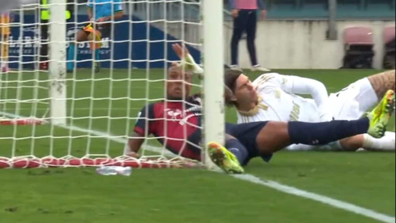 L'incredibile infortunio di Folorunsho sostituito dopo il gol al Pisa: cade sbattendo contro il palo