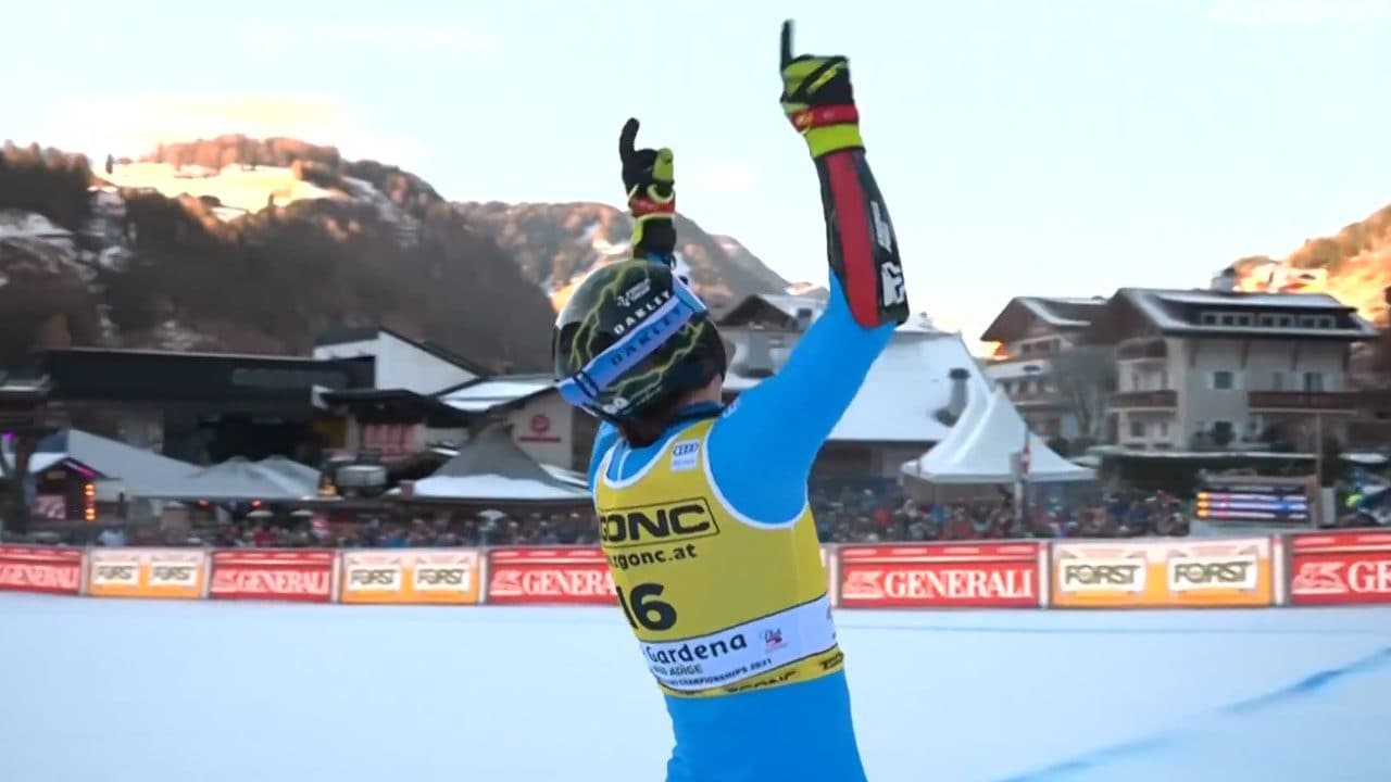 Giovanni Franzoni e la sua esultanza dopo il SuperG: indici puntati al cielo in ricordo dell’amico fraterno Matteo Franzoso