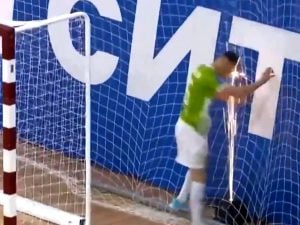 Un calciatore rischia di perdere un occhio: i fuochi d’artificio a bordo campo lo investono