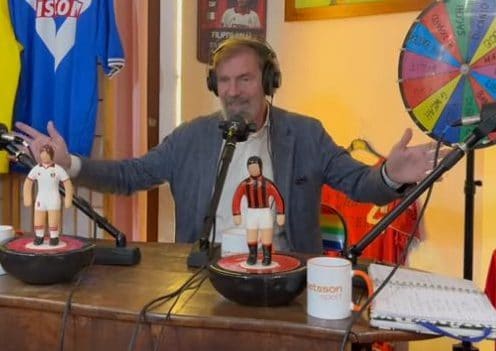 Filippo Galli mima il gesto con cui Sacchi chiamava i calciatori del Milan a ’uscire’ per mettere in fuorigioco gli avversari