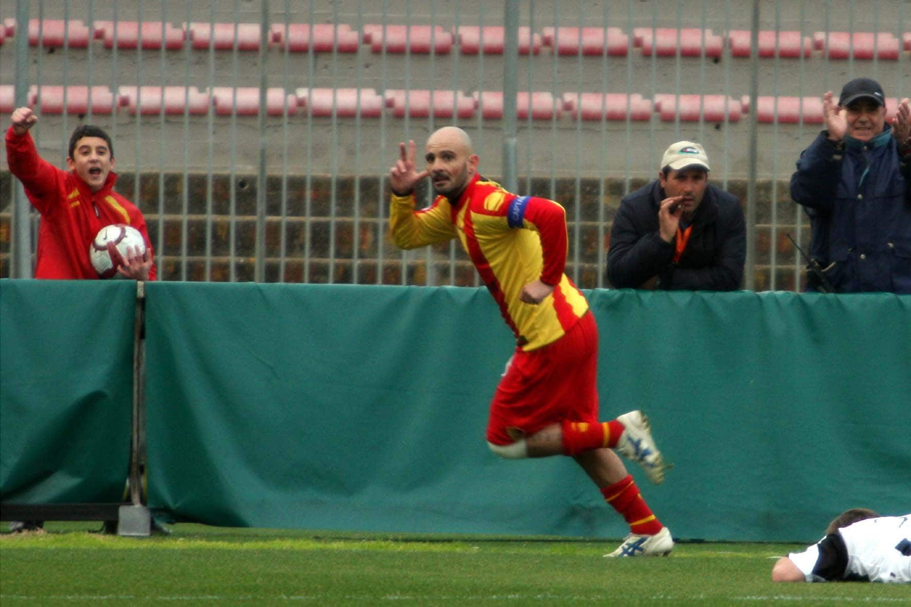 Ginestra esulta dopo un gol con il Gallipoli.