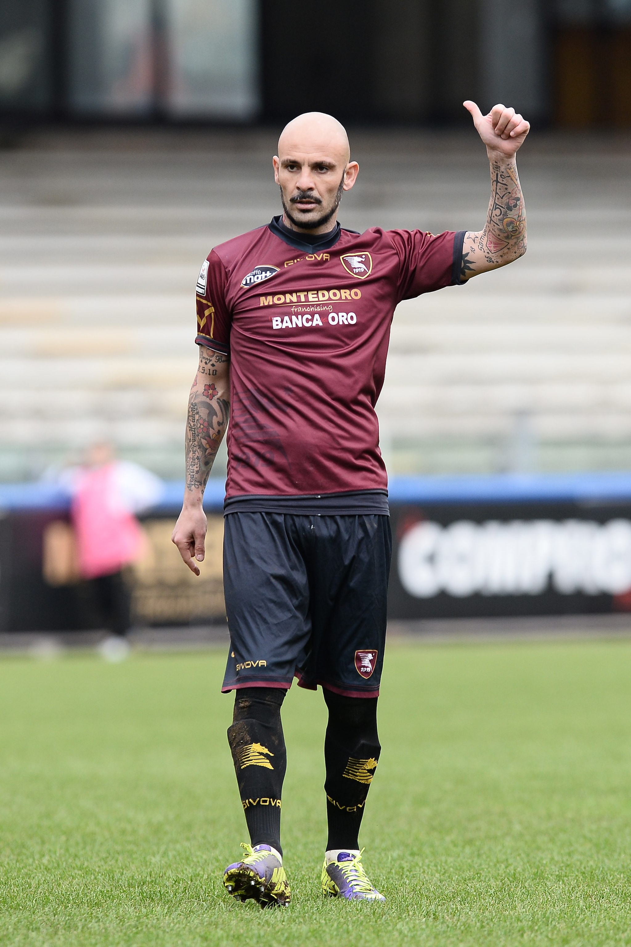 Ginestra con la maglia della Salernitana.