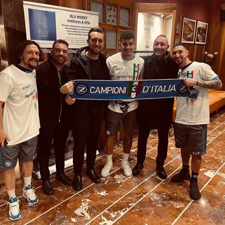 Giuffredi con i suoi assistiti dopo lo Scudetto vinto dal Napoli nel 2023.