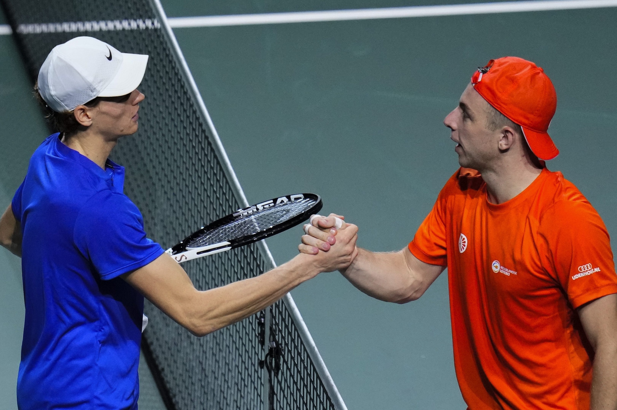 Tallon Griekspoor dà la mano a Jannik Sinner dopo essere stato battuto dall’azzurro nei quarti di Coppa Davis nel 2023