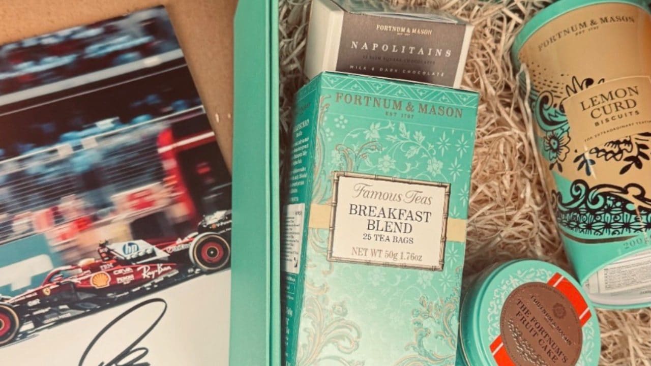 Il regalo di Natale fatto da Lewis Hamilton a tutti i dipendenti della Gestione Sportiva della Ferrari a Maranello