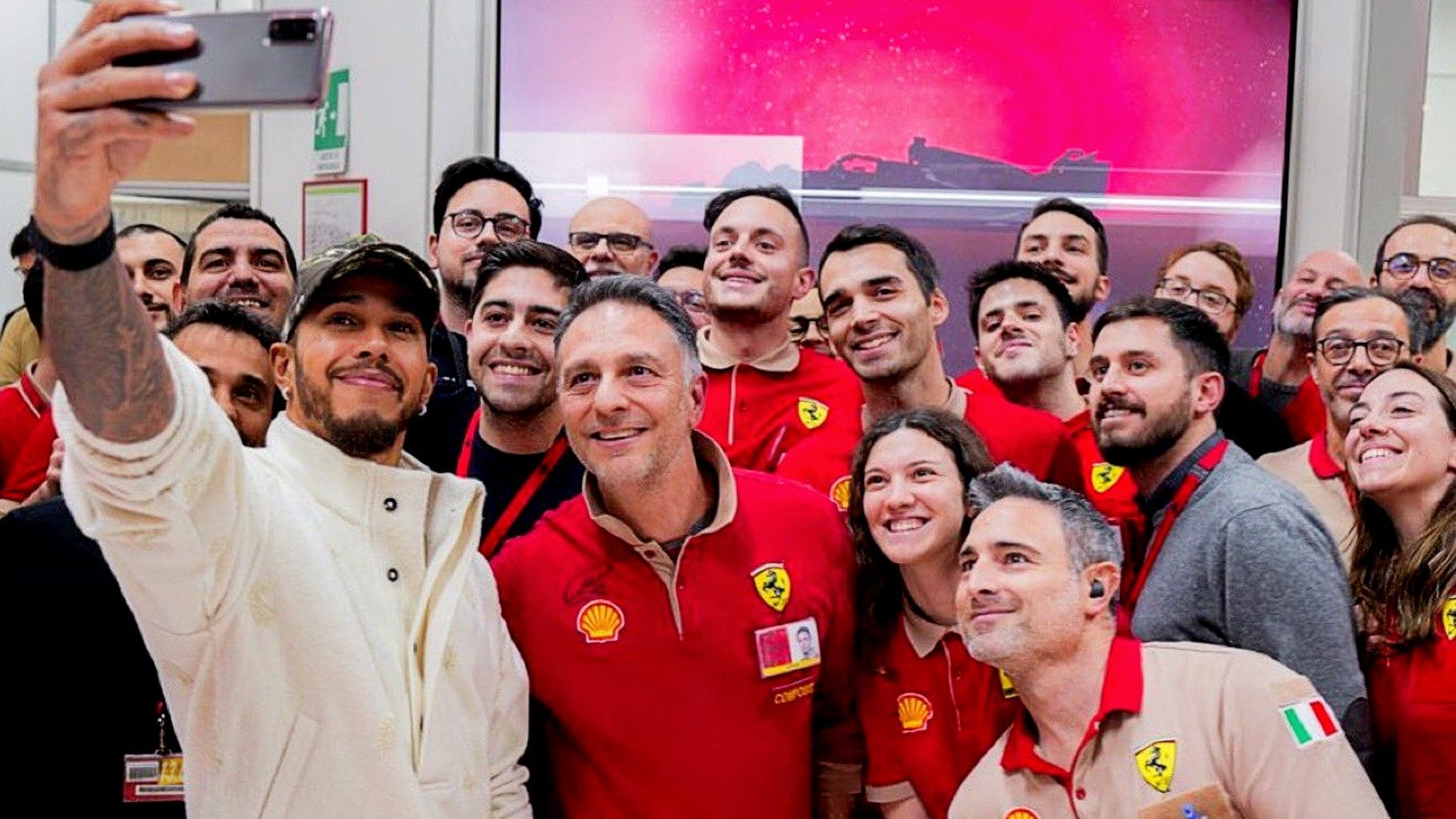 Lewis Hamilton ha fatto un regalo di Natale a tutti i dipendenti della Ferrari, con un bigliettino