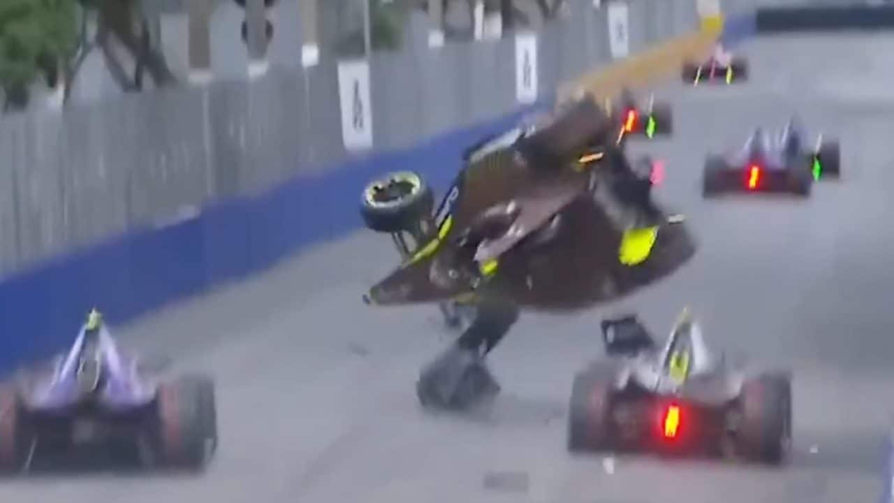 Paura in Formula E, incidente a un giro dalla fine: la macchina di Martí quasi totalmente distrutta