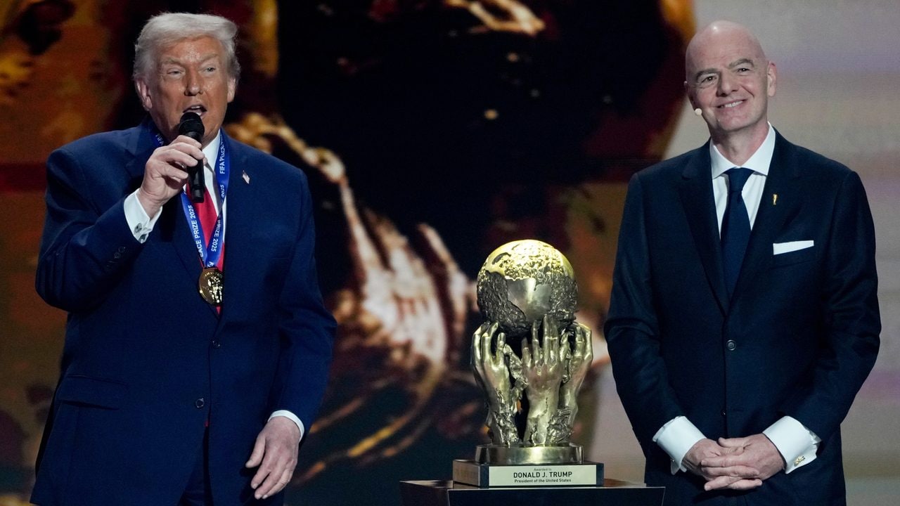 Infantino indagato dal comitato etico della FIFA: ha violato il regolamento con il premio a Trump