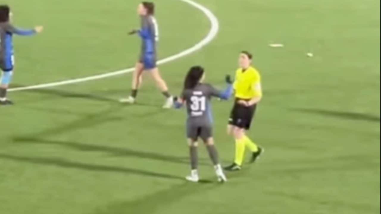 Insulti sessisti all'arbitra in Coppa Italia femminile: "Vai a lavare i piatti". Il pubblico insorge