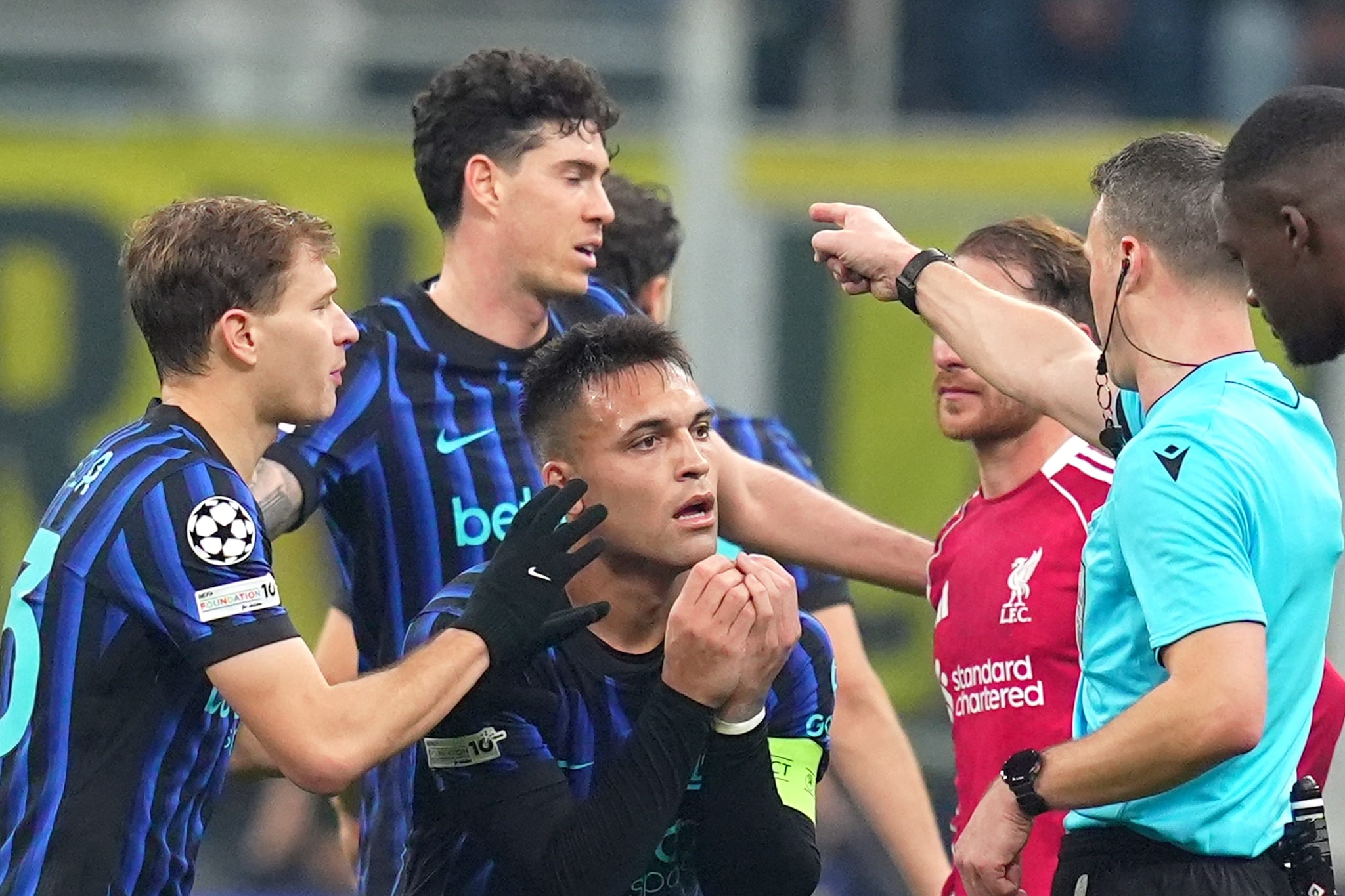 Le proteste dell’Inter per il rigore al 90’ con cui il Liverpool ha sbancato San Siro. Ma i playoff restano certi al 100%