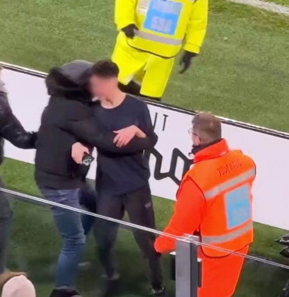 La conclusione dell’invasione del tifoso della Juve durante il match di Coppa Italia vinto contro l’Udinese