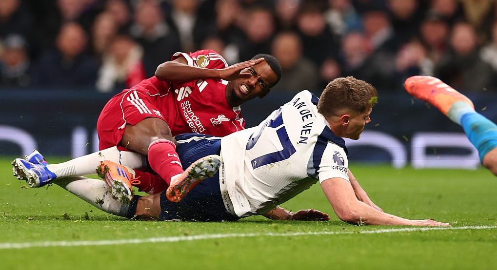 Il bollettino medico di Isak è devastante, non sa quando tornerà: il Liverpool ha bruciato 150 milioni