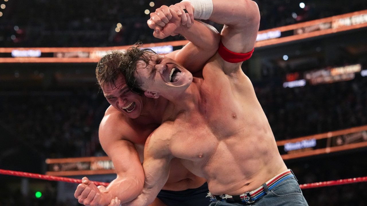 L'avversario che ha umiliato John Cena scortato dalla sicurezza: crepe nella finzione del wrestling