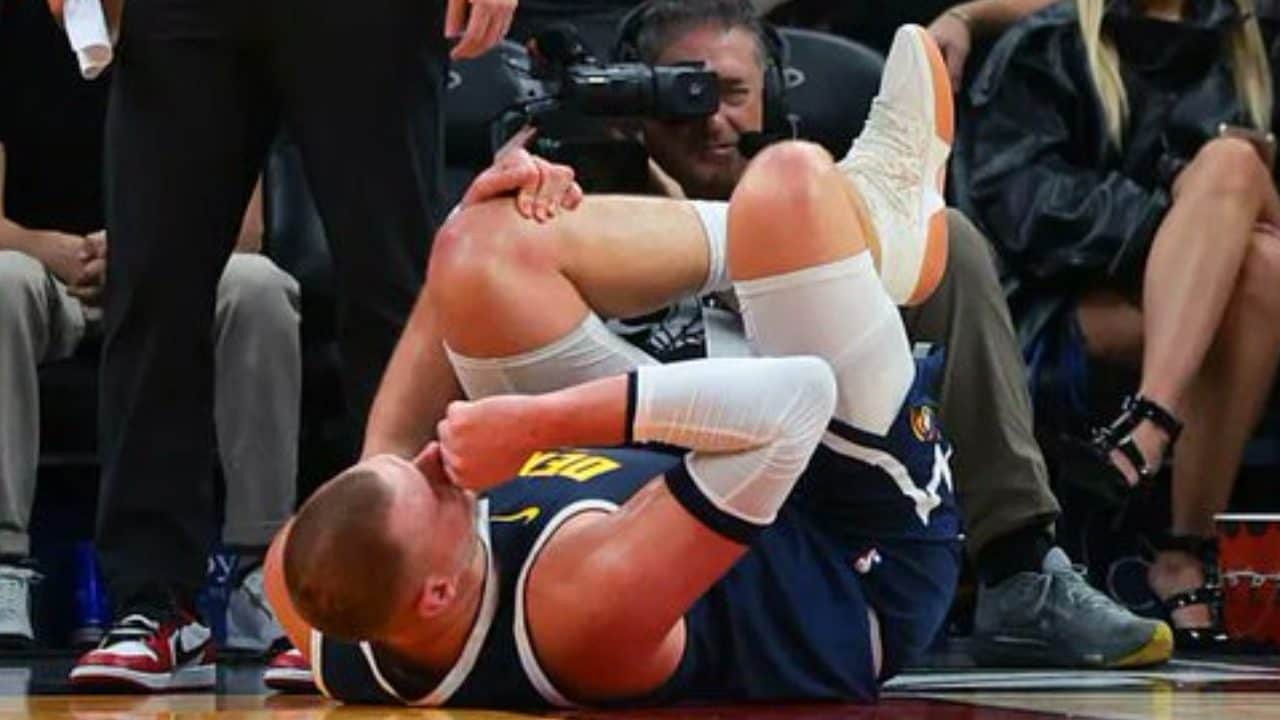 Brutto infortunio per Jokic, il ginocchio sinistro cede ed è costretto a uscire: escluse lesioni ai legamenti