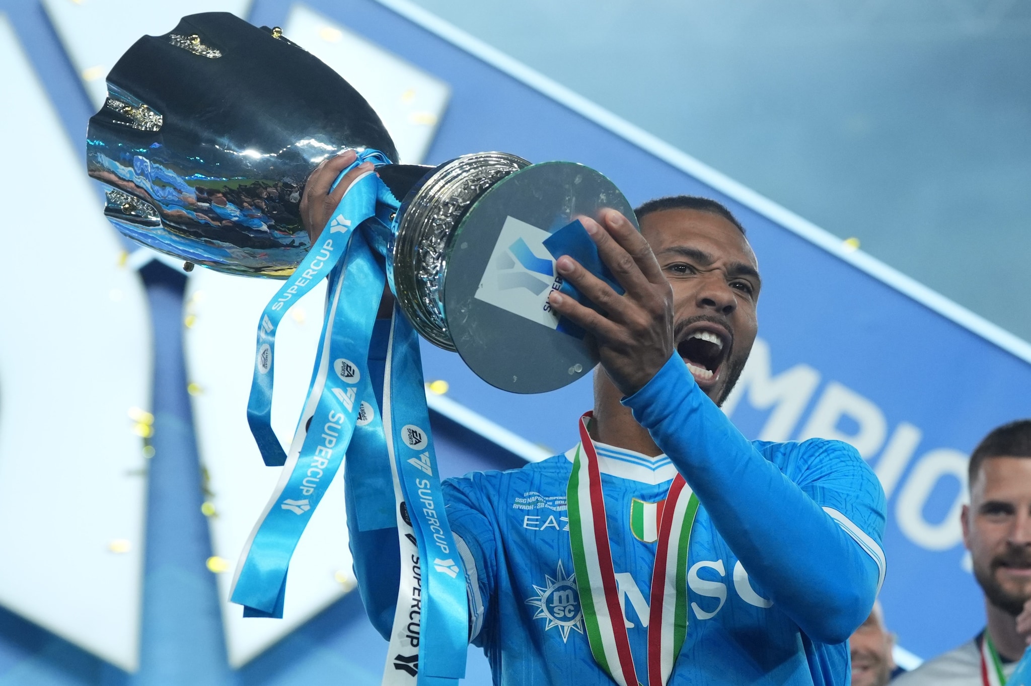 Juan Jesus solleva la Supercoppa vinta a Riad col Napoli