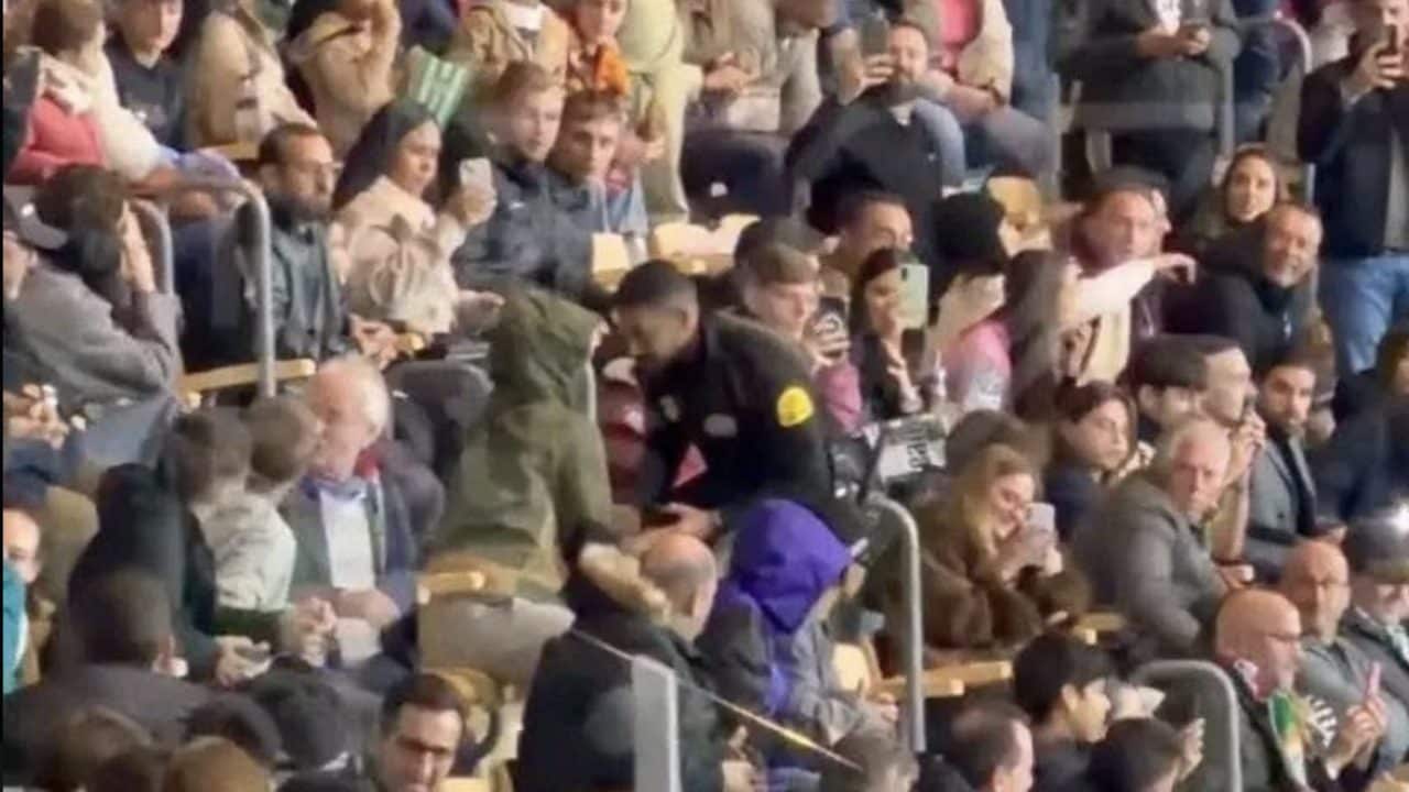 Il padre di Lamine Yamal allontanato dallo stadio dopo l'esultanza: gesti osceni agli avversari