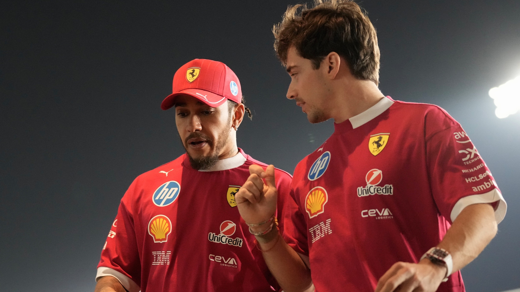Leclerc svela cosa ha imparato da Hamilton nell'anno insieme in Ferrari: "Mi concentravo su altro"