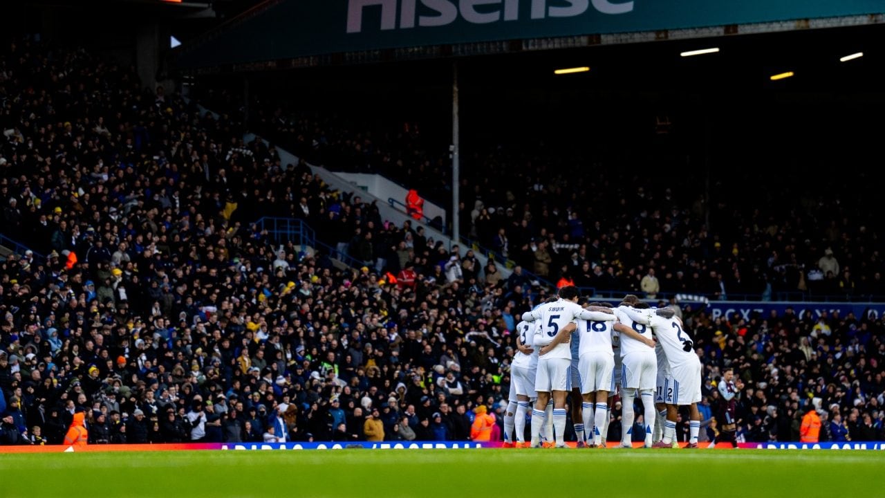 Il Leeds avvisa i suoi tifosi prima della partita col Chelsea: "Non intonate quel coro, è un reato"