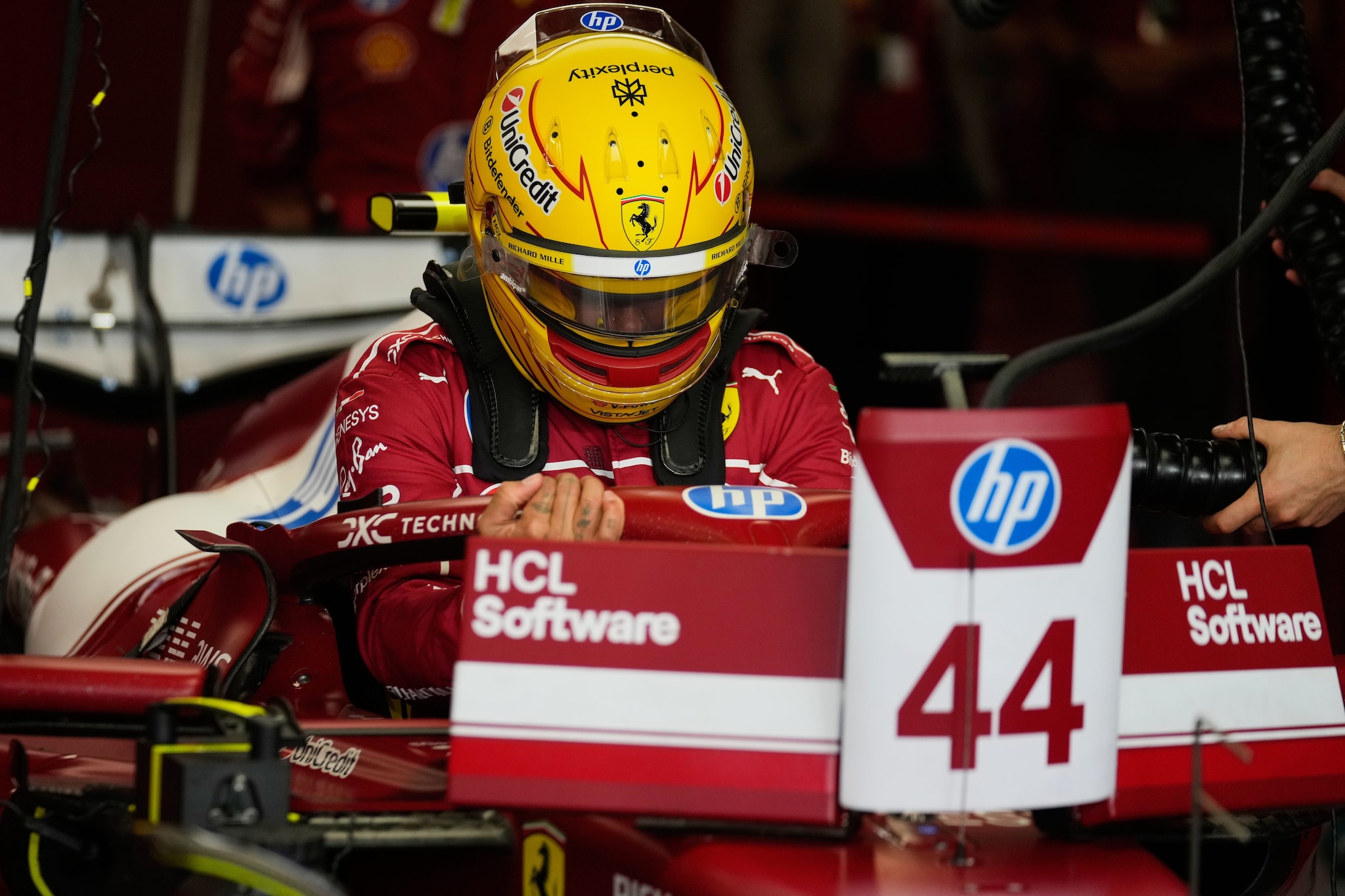 Lewis Hamilton nell’abitacolo della sua Ferrari a Yas Marina