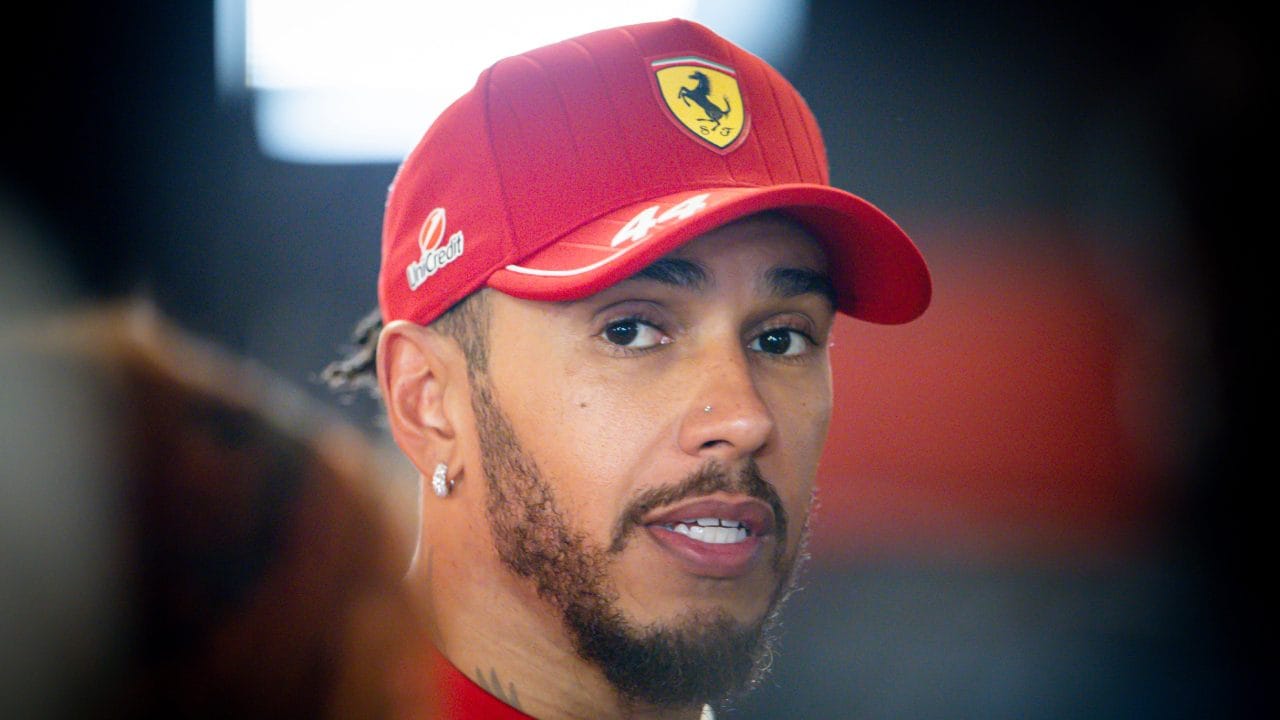 I 45 secondi di silenzio che Lewis Hamilton non merita: ignorato dalla Ferrari, fa male al cuore