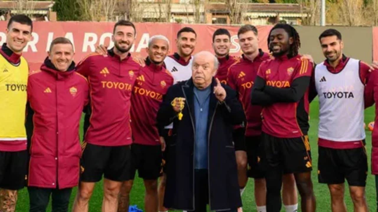 Lino Banfi ospite agli allenamenti della Roma: il club ha voluto accogliere una sua richiesta
