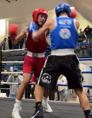 Lorenzo Berlusconi (in rosso) in azione contro Filippo Pegorari a Savona