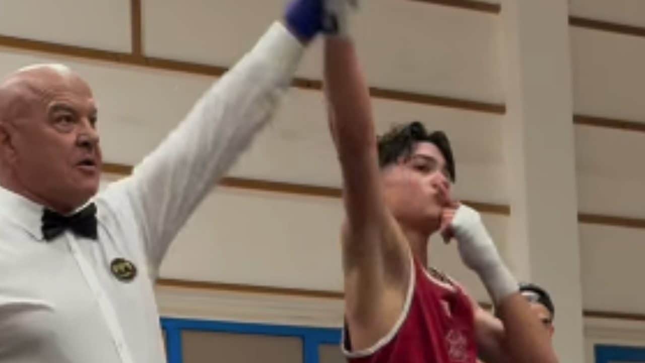 Lorenzo Berlusconi vince il primo incontro di boxe 'vera', papà Piersilvio a bordo ring: "Sono teso"