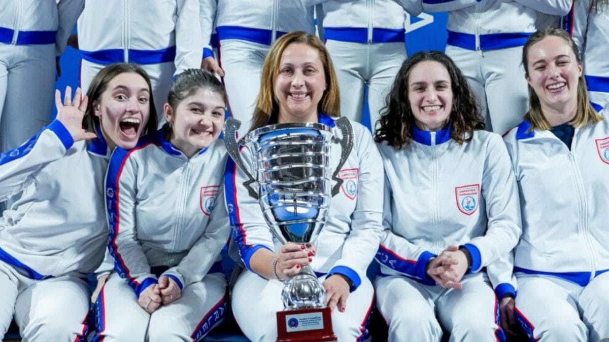 Luciana De Corso al centro della foto circondata da alcune delle sue atlete della ASD Ginnastica Terranuova