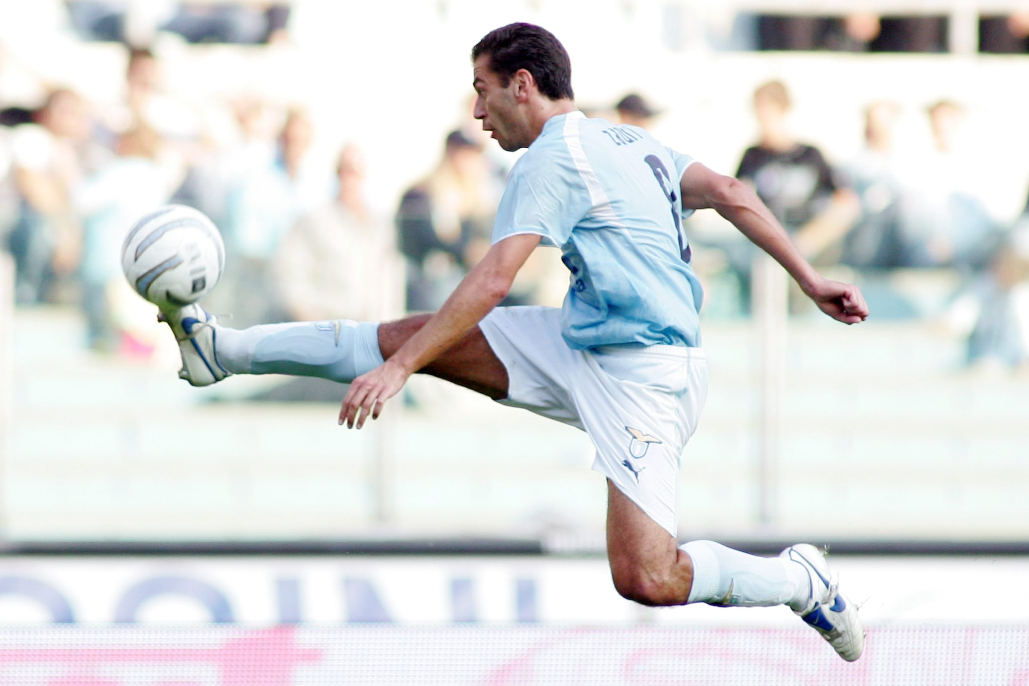 Luciano Zauri in azione con la Lazio.