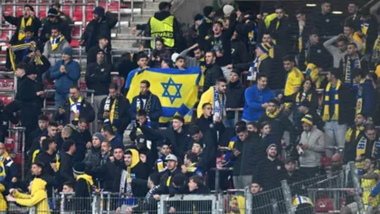 Maccabi Tel-Aviv multato per saluti nazisti e cori discriminatori: stangata UEFA al club israeliano
