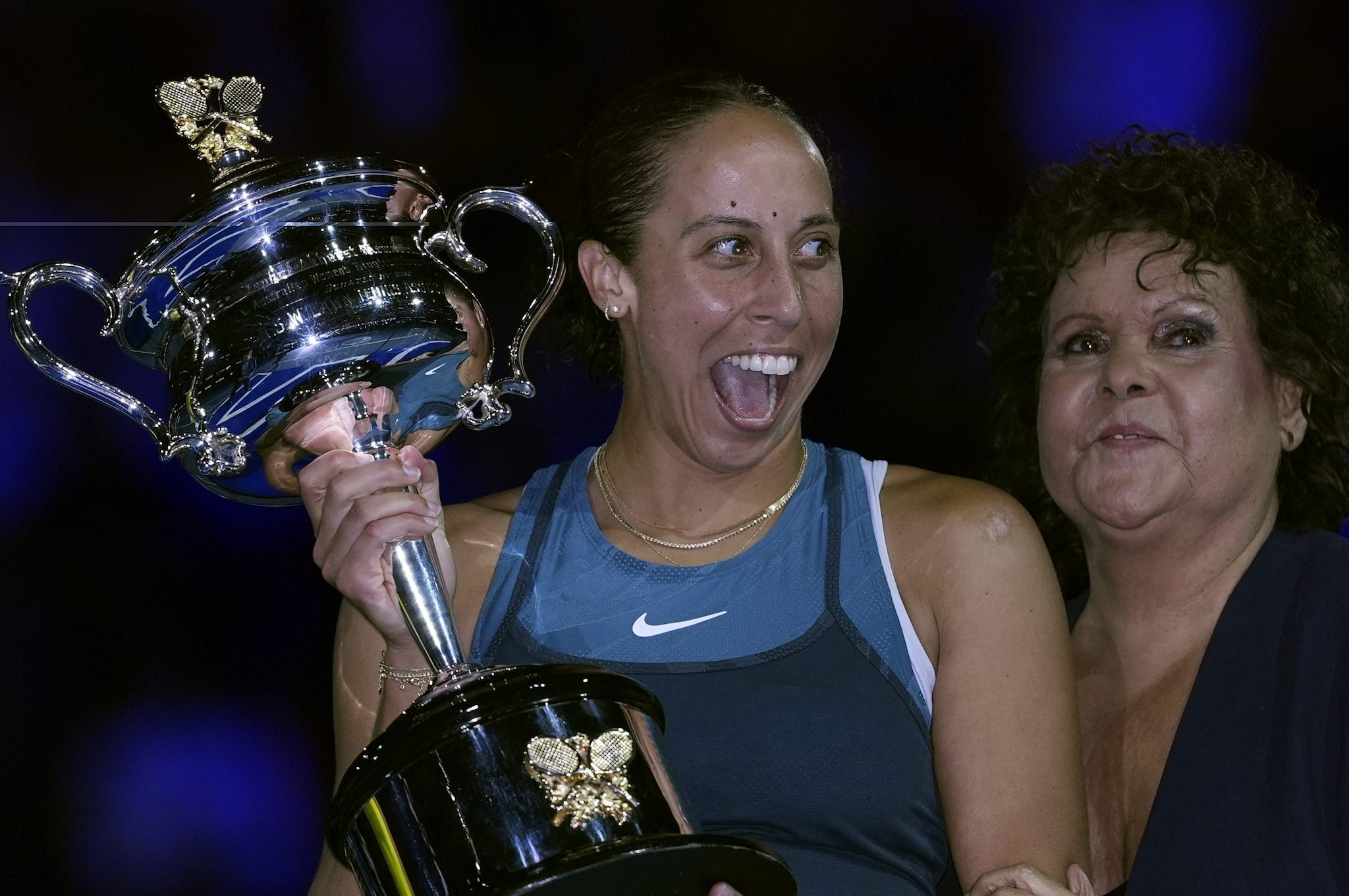 Madison Keys col trofeo dell’Australian Open vinto all’inizio del 2025