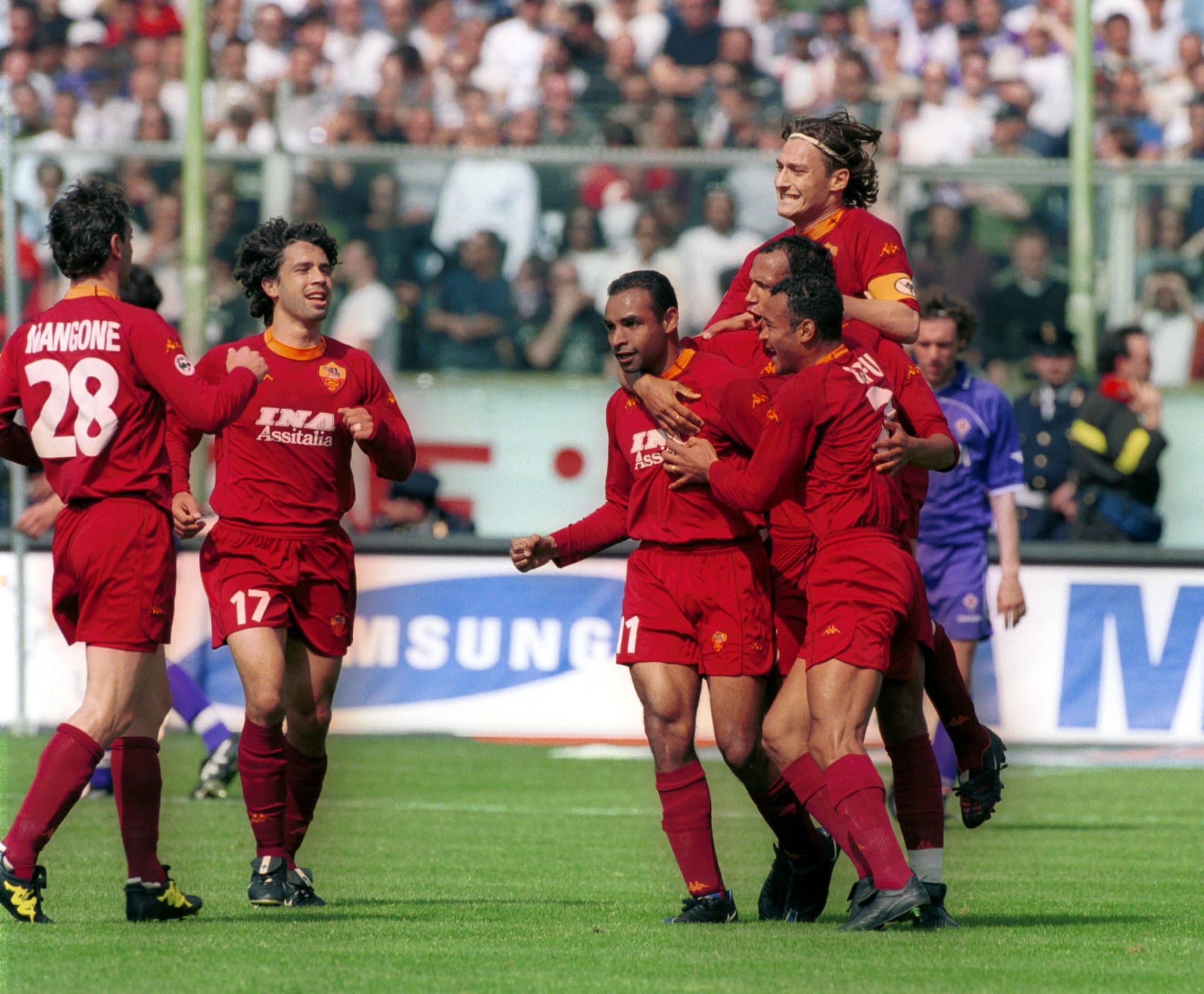 Mangone esulta con i compagni della Roma dopo un gol.