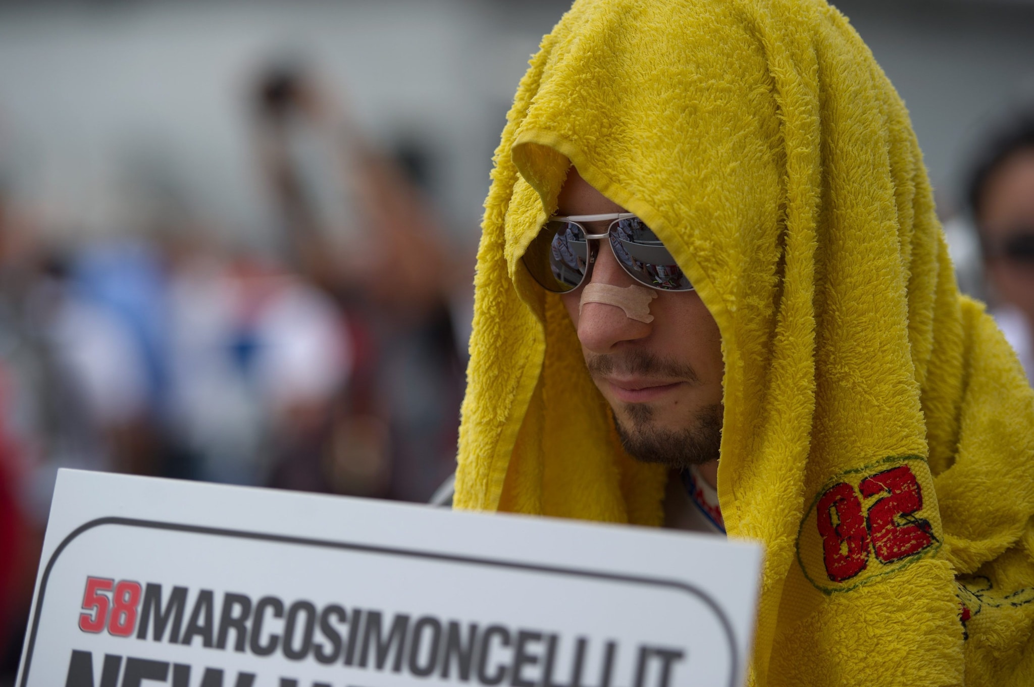 Marco Simoncelli con l’asciugamano capovolta sulla testa prima del via del GP della Malesia 2011