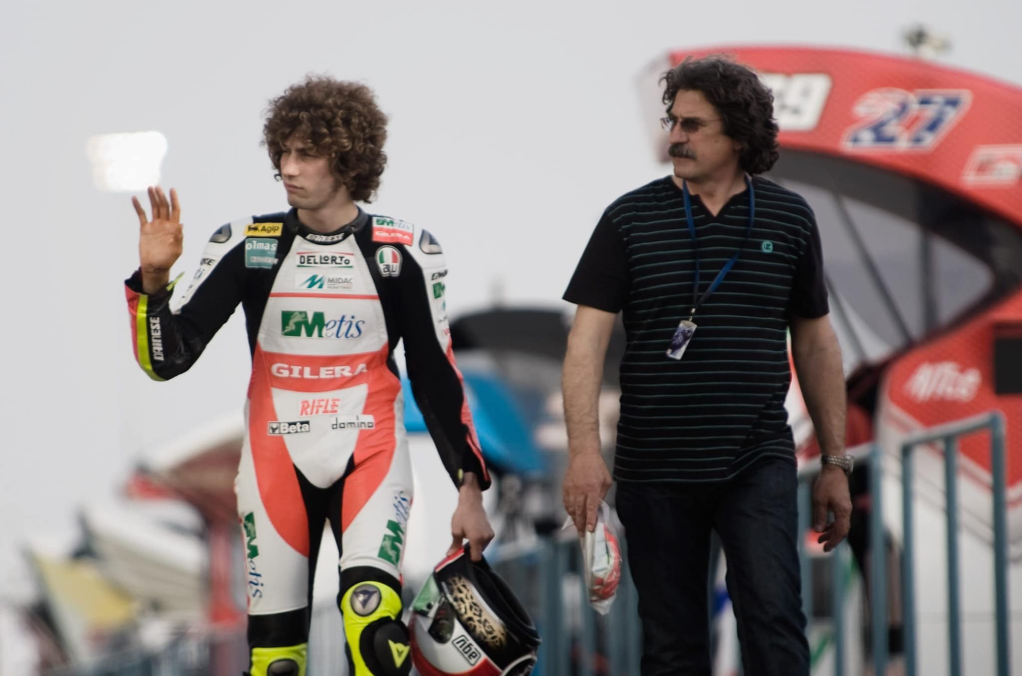 Marco Simoncelli col padre Paolo nel 2009 in Qatar