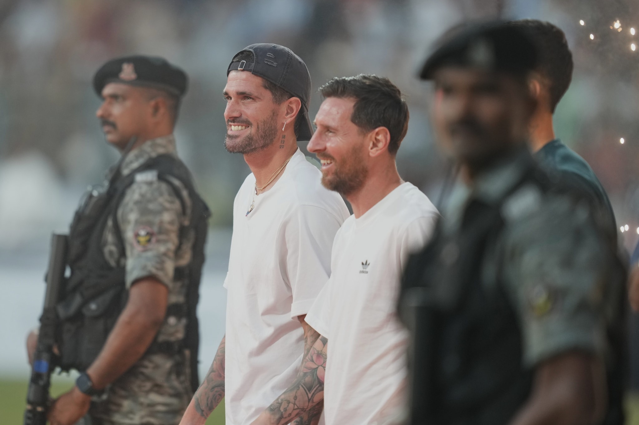 Leo Messi e Rodrigo de Paul protetti da imponente sicurezza nell’ultima tappa di Mumbai