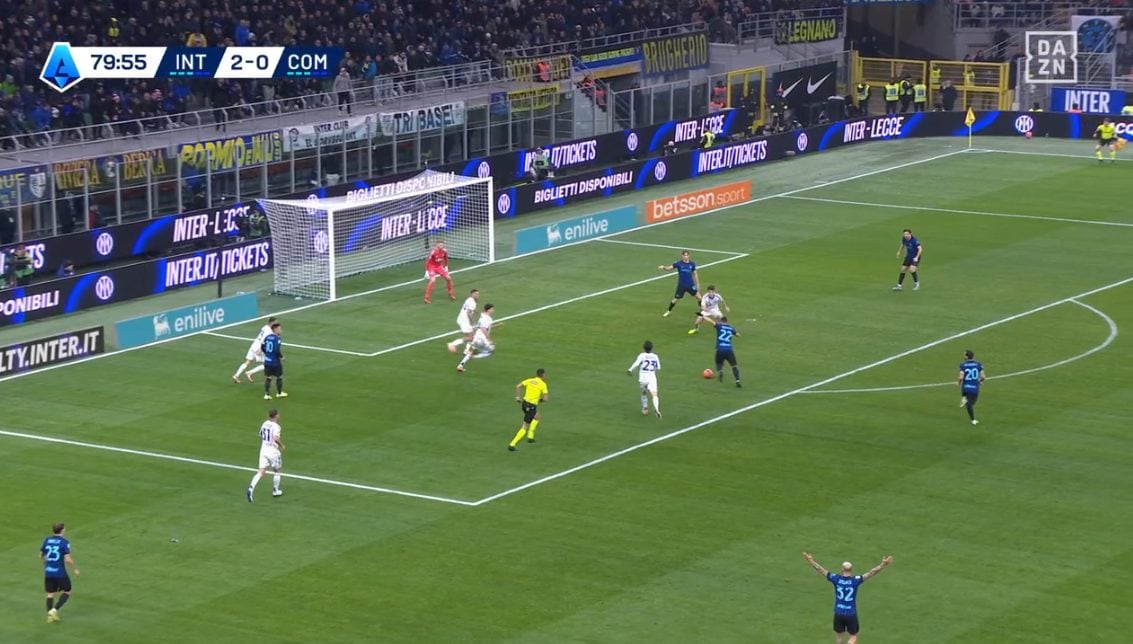 Dimarco alza le braccia al cielo anche prima pensando che calciasse Mkhitaryan.