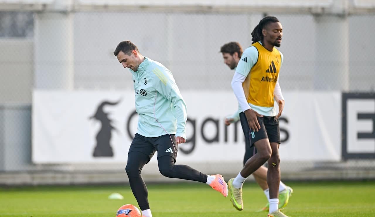 Milik calcia col mancino alle spalle di Thuram.