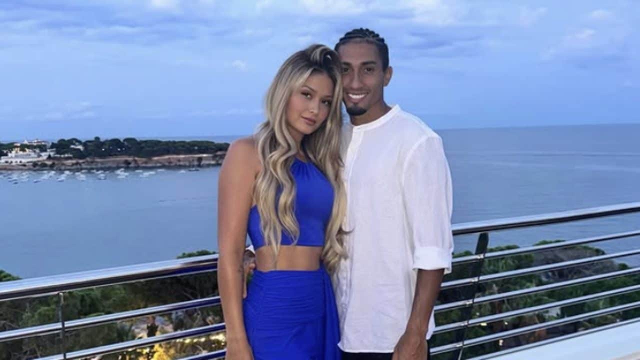 La moglie di Raphinha esplode contro la FIFA per l'esclusione del brasiliano: "Gioca a basket?"